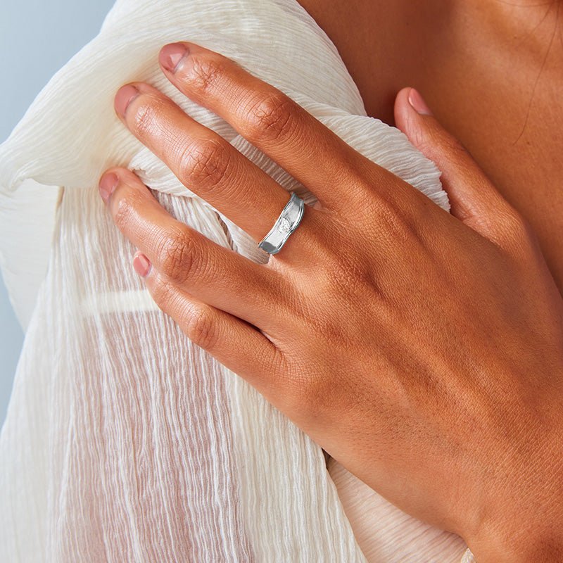 Lean On Me Band Ring