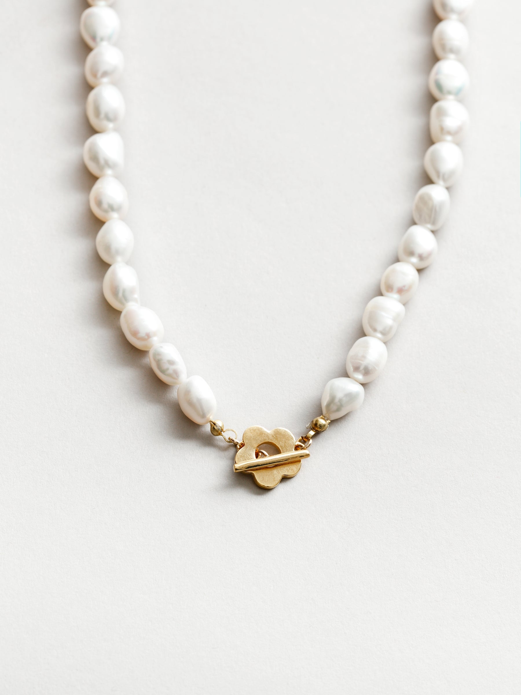 Lola Pearl Necklace Gold